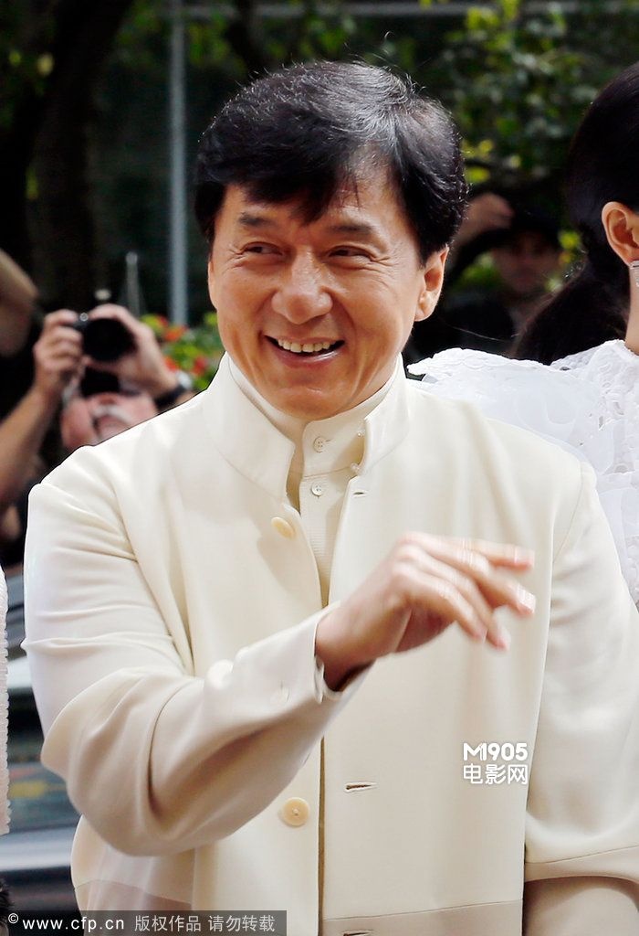 成龍最新圖片，展現(xiàn)陪伴與快樂的日常故事